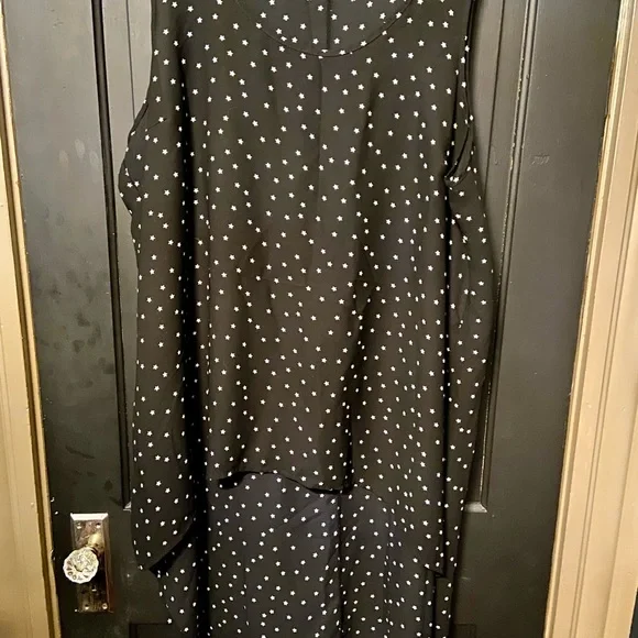 Torrid Black Star Print Sleeveless Top - Picture 4 of 6